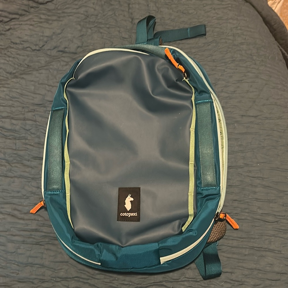 Cotopaxi one shoulder sling in turquoise